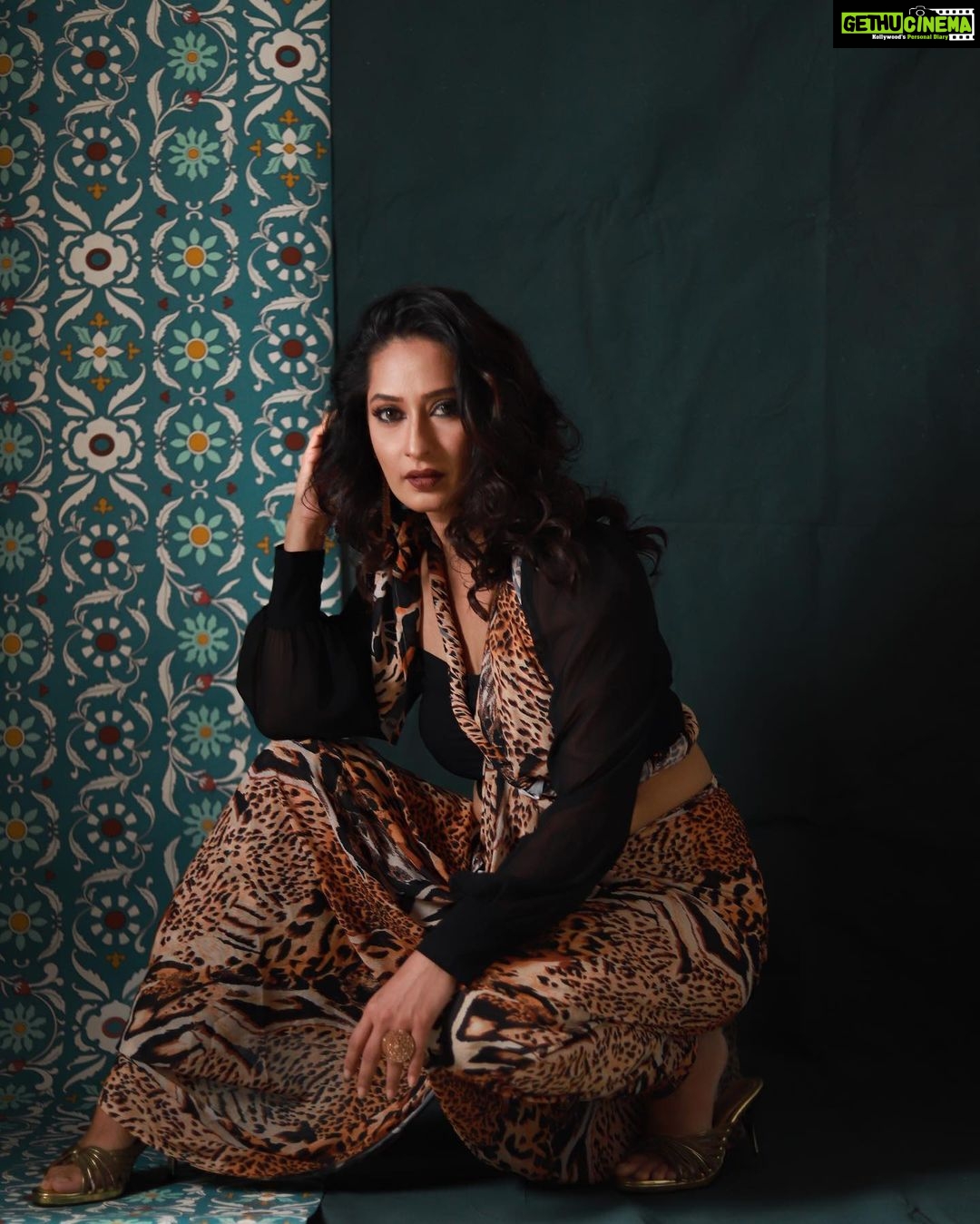 Priya Marathe Instagram - Fashion fades, style is eternal ✨⚡️ Makeup & Hair: @riyapanchal.makeupartist Saree @fusionstylingbymihira Styling by @pravara_makeupstudioandsalon Photographer @swapnaspictorialhub Assistant @mohitjadhav_077 . . #priyamarathe #tiger #fashion #marathiactress Mumbai, Maharashtra
