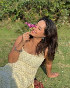 Priya Marathe Instagram - Drowning in wonderland 🦄✨

Outfit by @vastr_bykajal 
.
.
#priyamarathe #flowers #park #kurta #marathiactress