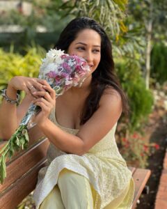 Priya Marathe Instagram - Drowning in wonderland 🦄✨

Outfit by @vastr_bykajal 
.
.
#priyamarathe #flowers #park #kurta #marathiactress