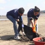 Priya Marathe Instagram - Have walked on a beach many times but cleaned it fr the first time.. Earth day tht is on 22nd APRIL, me @shantanusmoghe @drgirishoak sir with the help of @ravipawar_dmc Sir @mbmc_sbm @mbmconline team , mangroves foundation team did a beach clean up.. on uttan beach. Biggest initiative force was @harshaddhageofficial @forfutureindia NGO who have been dedicatedly doing this selfless work fr last 3 years.. Another NGO which i must mention is @oceanowe who r also consistently doing this fr long time.. Hats off to your dedication and devotion 🙏 I am really looking forward to do this again n again.. as when possible.. Deep sence of satisfaction is wat i felt but longing fr more .. soon i promise 😊