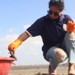 Priya Marathe Instagram - Have walked on a beach many times but cleaned it fr the first time.. Earth day tht is on 22nd APRIL, me @shantanusmoghe @drgirishoak sir with the help of @ravipawar_dmc Sir @mbmc_sbm @mbmconline team , mangroves foundation team did a beach clean up.. on uttan beach. Biggest initiative force was @harshaddhageofficial @forfutureindia NGO who have been dedicatedly doing this selfless work fr last 3 years.. Another NGO which i must mention is @oceanowe who r also consistently doing this fr long time.. Hats off to your dedication and devotion 🙏 I am really looking forward to do this again n again.. as when possible.. Deep sence of satisfaction is wat i felt but longing fr more .. soon i promise 😊