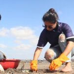 Priya Marathe Instagram - Have walked on a beach many times but cleaned it fr the first time.. Earth day tht is on 22nd APRIL, me @shantanusmoghe @drgirishoak sir with the help of @ravipawar_dmc Sir @mbmc_sbm @mbmconline team , mangroves foundation team did a beach clean up.. on uttan beach. Biggest initiative force was @harshaddhageofficial @forfutureindia NGO who have been dedicatedly doing this selfless work fr last 3 years.. Another NGO which i must mention is @oceanowe who r also consistently doing this fr long time.. Hats off to your dedication and devotion 🙏 I am really looking forward to do this again n again.. as when possible.. Deep sence of satisfaction is wat i felt but longing fr more .. soon i promise 😊