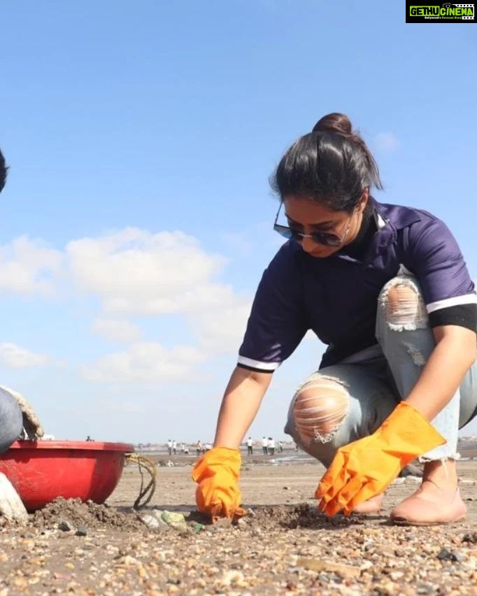 Priya Marathe Instagram - Have walked on a beach many times but cleaned it fr the first time.. Earth day tht is on 22nd APRIL, me @shantanusmoghe @drgirishoak sir with the help of @ravipawar_dmc Sir @mbmc_sbm @mbmconline team , mangroves foundation team did a beach clean up.. on uttan beach. Biggest initiative force was @harshaddhageofficial @forfutureindia NGO who have been dedicatedly doing this selfless work fr last 3 years.. Another NGO which i must mention is @oceanowe who r also consistently doing this fr long time.. Hats off to your dedication and devotion 🙏 I am really looking forward to do this again n again.. as when possible.. Deep sence of satisfaction is wat i felt but longing fr more .. soon i promise 😊