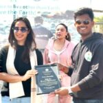 Priya Marathe Instagram - Have walked on a beach many times but cleaned it fr the first time.. Earth day tht is on 22nd APRIL, me @shantanusmoghe @drgirishoak sir with the help of @ravipawar_dmc Sir @mbmc_sbm @mbmconline team , mangroves foundation team did a beach clean up.. on uttan beach. Biggest initiative force was @harshaddhageofficial @forfutureindia NGO who have been dedicatedly doing this selfless work fr last 3 years.. Another NGO which i must mention is @oceanowe who r also consistently doing this fr long time.. Hats off to your dedication and devotion 🙏 I am really looking forward to do this again n again.. as when possible.. Deep sence of satisfaction is wat i felt but longing fr more .. soon i promise 😊