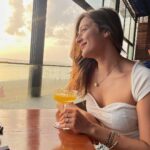 Priyal Gor Instagram – Sea’s the moment 💛

@anushkajainjewellery x @dinky_nirh