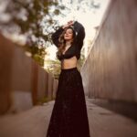 Priyal Gor Instagram - Badan pe sitaare lapate hue 💫 @portraitshelter @kanika_rana_fine_jewellery x @mehandi7_