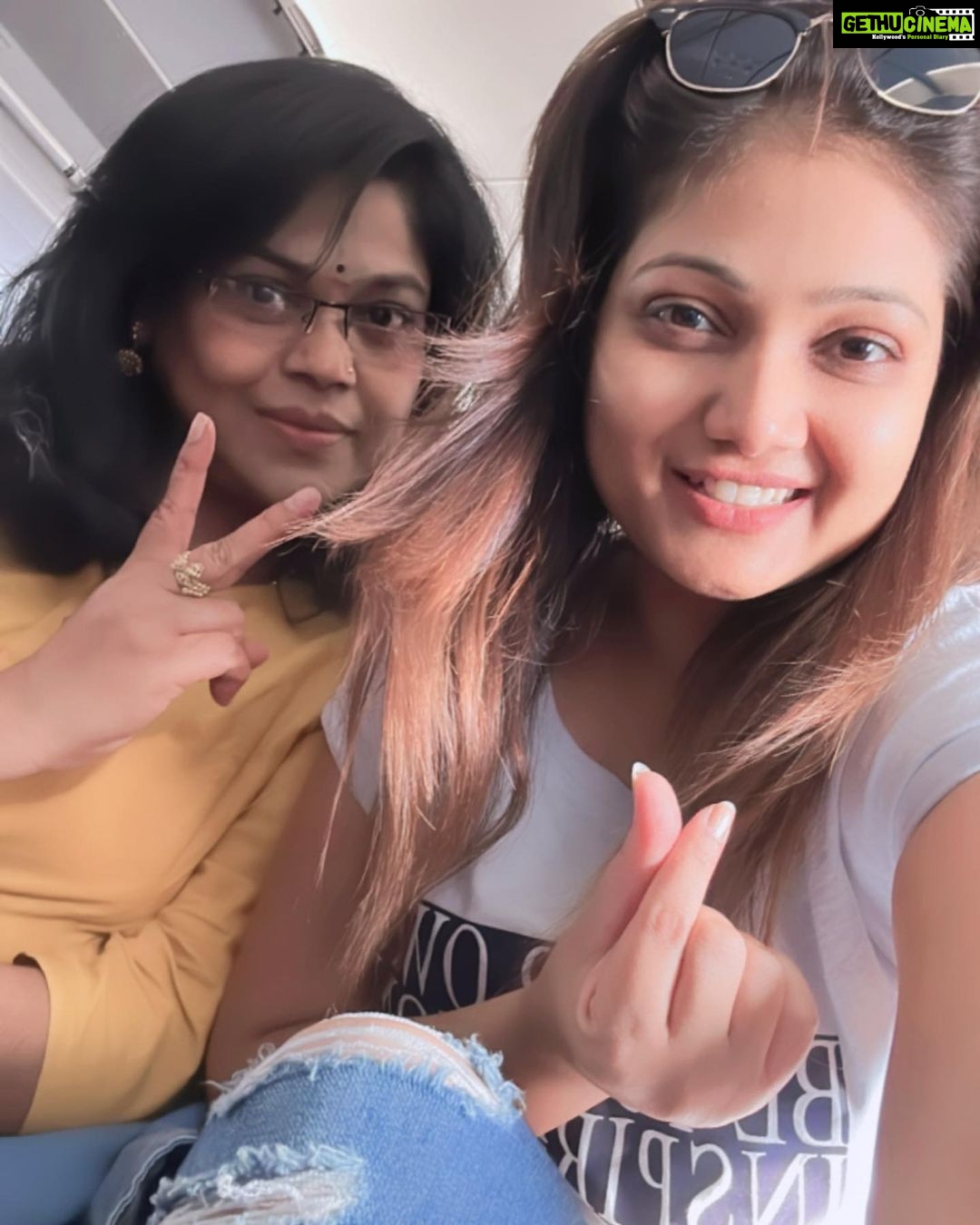 Priyanka Nalkari Instagram - #mommaanddaughter #travellingmode #flight #flyinghigh #hyderabad #coming #seetha #roja #priyanka