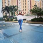 Priyanka Nalkari Instagram – #goodmorning #mykindapose #myassistantclick🤩 #white #peace #peacefulmorning #workhard #bebusy #stayhealthy #stronglady #actress #roja #seetha