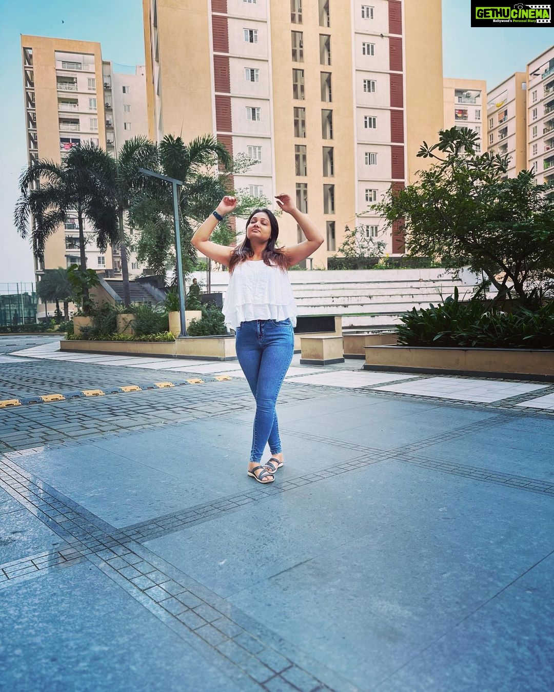 Priyanka Nalkari Instagram - #goodmorning #mykindapose #myassistantclick🤩 #white #peace #peacefulmorning #workhard #bebusy #stayhealthy #stronglady #actress #roja #seetha