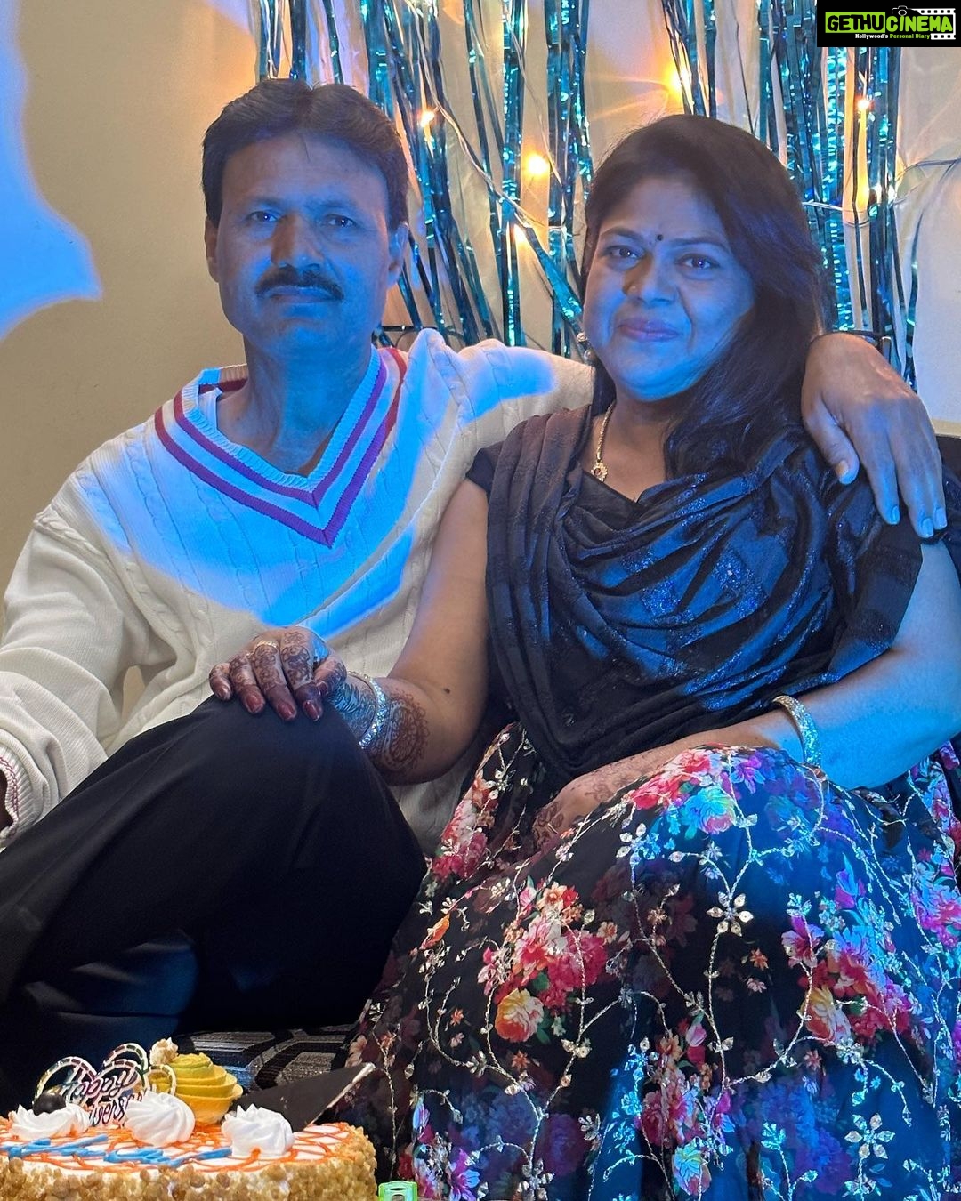 Priyanka Nalkari Instagram - #happyweddinganniversary❤️ #momndad❤️ #cutefamily #strength #missing @bhavanakiran0615 #familylove #celebrations #sweethome #hyderabad #actress #seetha #roja #priyanka #instagood #instagram #insta #instafashion #instamood #instalove #instafood #instaphoto