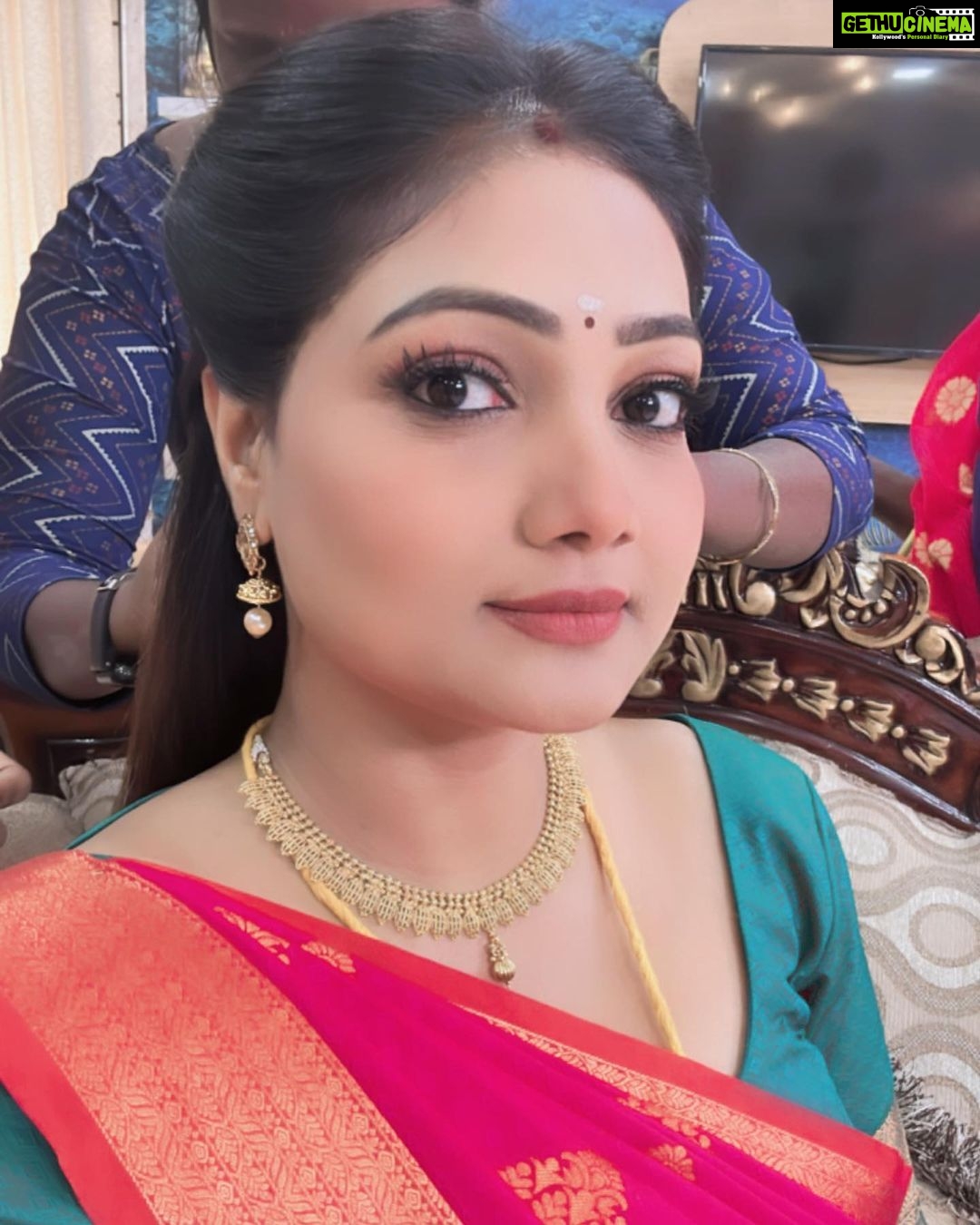 Priyanka Nalkari Instagram - #1stdayofshootinnewyear2023 #traditionalgirl #positive #tamil #favouriteday #thursday #saibaba #gooddaytostart #tamilnadu #tamil #chennai