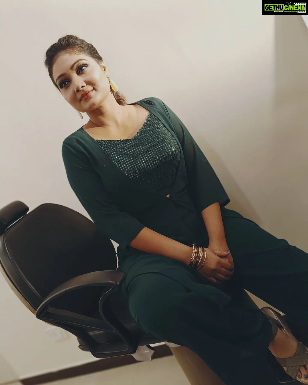 Priyanka Nalkari Instagram - #newyear2023 #show #suntvserial #suntv #roja #rojaserialheroine #iniyaserial #guest #yoursrojaforever #nalkarpriyanka #instagood #instagram Mua @makeoverbyjo