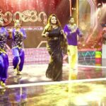 Priyanka Nalkari Instagram - Yarellam namma #Roja performance-ku waiting? ரோஜா வெற்றி கொண்டாட்டம் - கிறிஸ்துமஸ் தின சிறப்பு நிகழ்ச்சி, வரும் ஞாயிறு பகல் 1 மணிக்கு. #SunTV #RojaVetriKondattam #Roja #Rojun #SunDigital #ChristmasSpecial @nalkarpriyanka