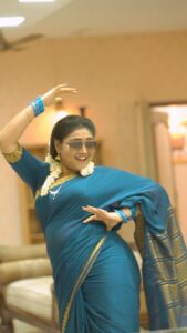 Priyanka Nalkari Instagram - Adadaeee😎💕 சீதா ராமன் | திங்கள் - சனி | இரவு 7:30 மணிக்கு இது நம்ம டைம்... இனி அழகான டைம்... #SeethaRaman #IthuNammaTime #IniAzhaganaTime #ZeeOnTheGoRees #LiveReel #Zeetamil