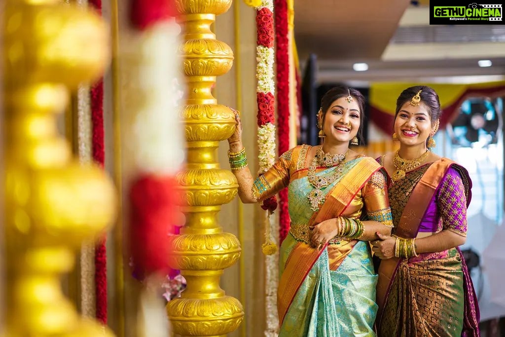 Priyanka Nalkari Instagram - #sisters #weddingmoments #traditionalattire #smile Photography @smilebookphotography Mua @profile_makeover Saree n designer blouse @akshaya_meenakshi_kanchipuram Jewellery @vivahbridalcollections Hair flowers @blossom_bridal_flowers
