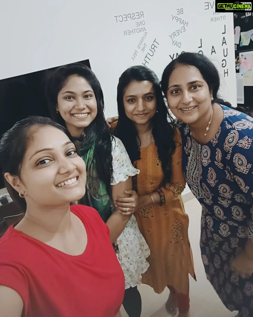 Priyanka Nalkari Instagram - #sisters #strongladies #smile😊 #positivity #missing #roja #chennai #tamilnadu #fanslove #actresslife #actress #sweethome #withmygayathriatthe
