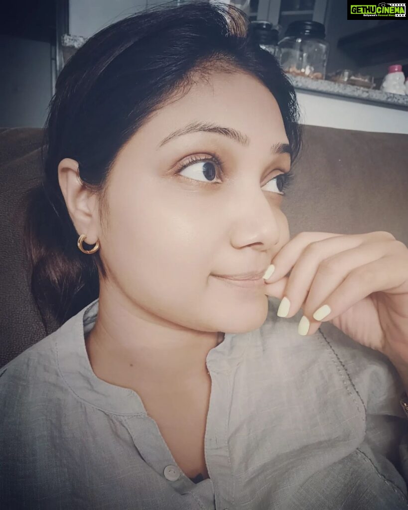 Priyanka Nalkari Instagram - #Trying to show my new gold ear rings n gel nailpolish😎
