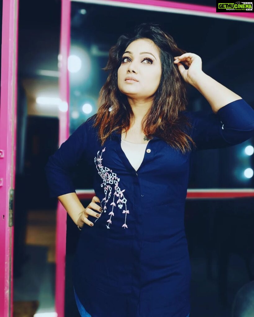 Priyanka Nalkari Instagram - #nevergiveup #shoottime📷 #ungalroja Outfit @mivar_boutique