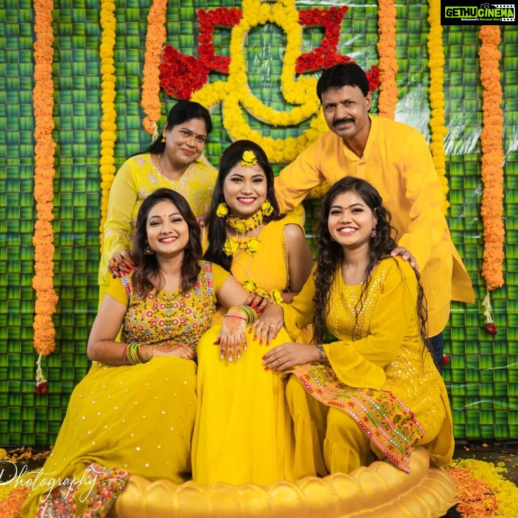 Priyanka Nalkari Instagram - #familyfirst #lovemyfamily #happyfamily #yellowdresscode #chennai #yellowflowers #instagood #instadaily Photography @smilebookphotography mua @gayathrimunuswamy