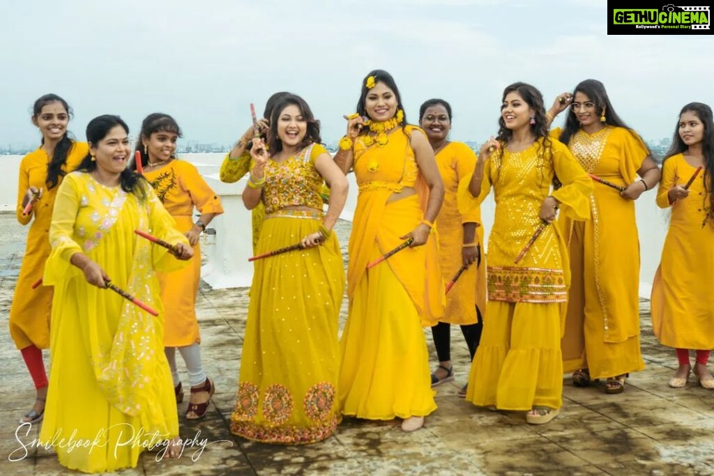 Priyanka Nalkari Instagram - #dance #family #friends #haldivibes #traditional #yellowdresscode #terras #yellowflowers #beautifuldecorations #rockingclicks #photography @smilebookphotography Mua @gayathrimunuswamy