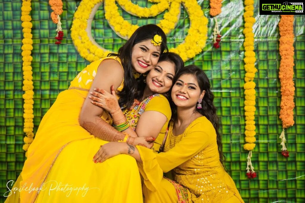 Priyanka Nalkari Instagram - #sisters #haldioutfits #haldifunction #nalkargeetha #nalkarbhavana #nalkarpriyanka Beautiful Decoration @fuserz_events_official Bhvaana outfit @beaulet_sajilin Mua @gayathrimunuswamy Photography @smilebookphotography