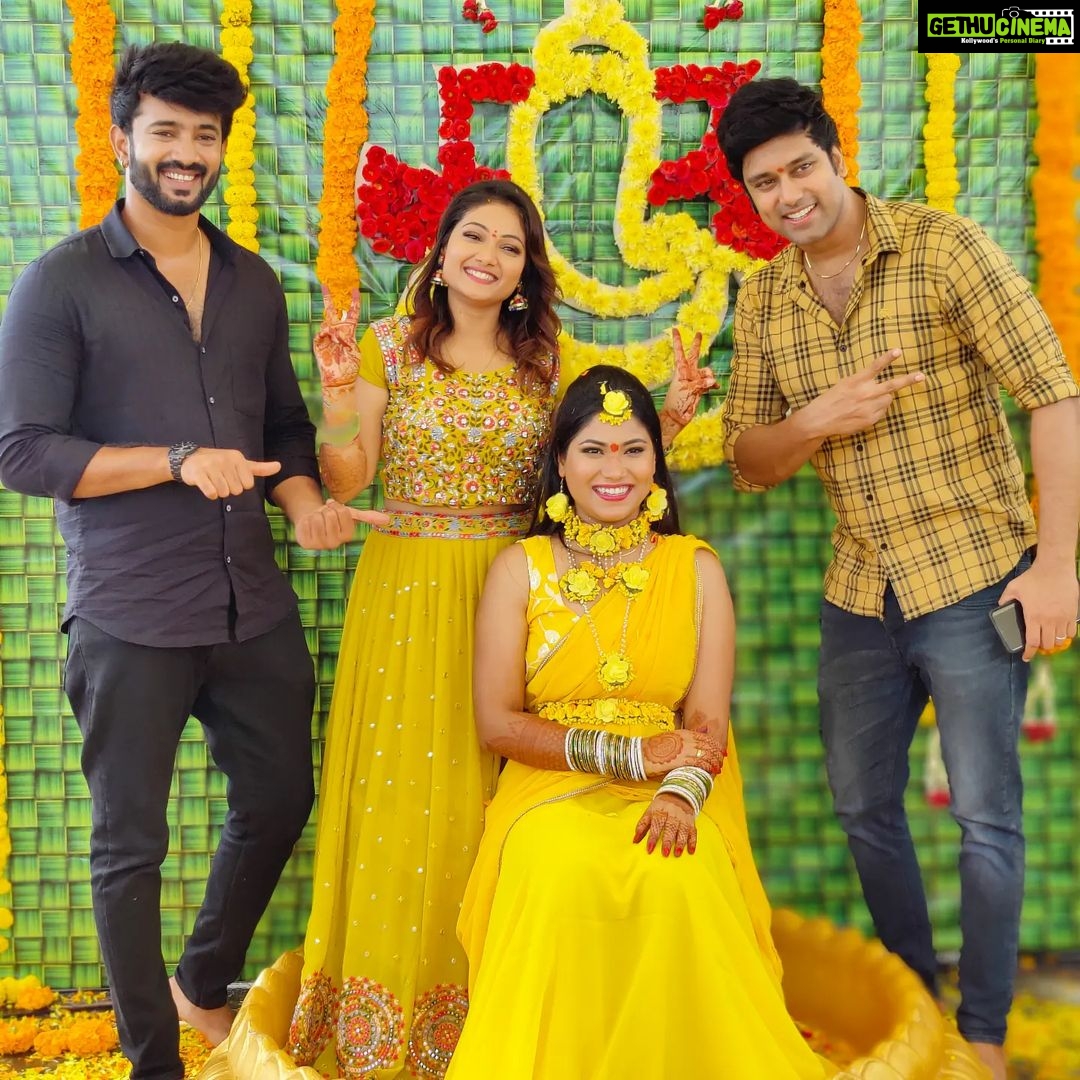Priyanka Nalkari Instagram - #haldifunction #friends #followingtradition #yellow #haldioutfits #smile #chennai #roja #nalkarpriyanka #instagood #instafashion #instalike #instamood mua @gayathrimunuswamy outfit @beaulet_sajilin photography @smilebookphotography