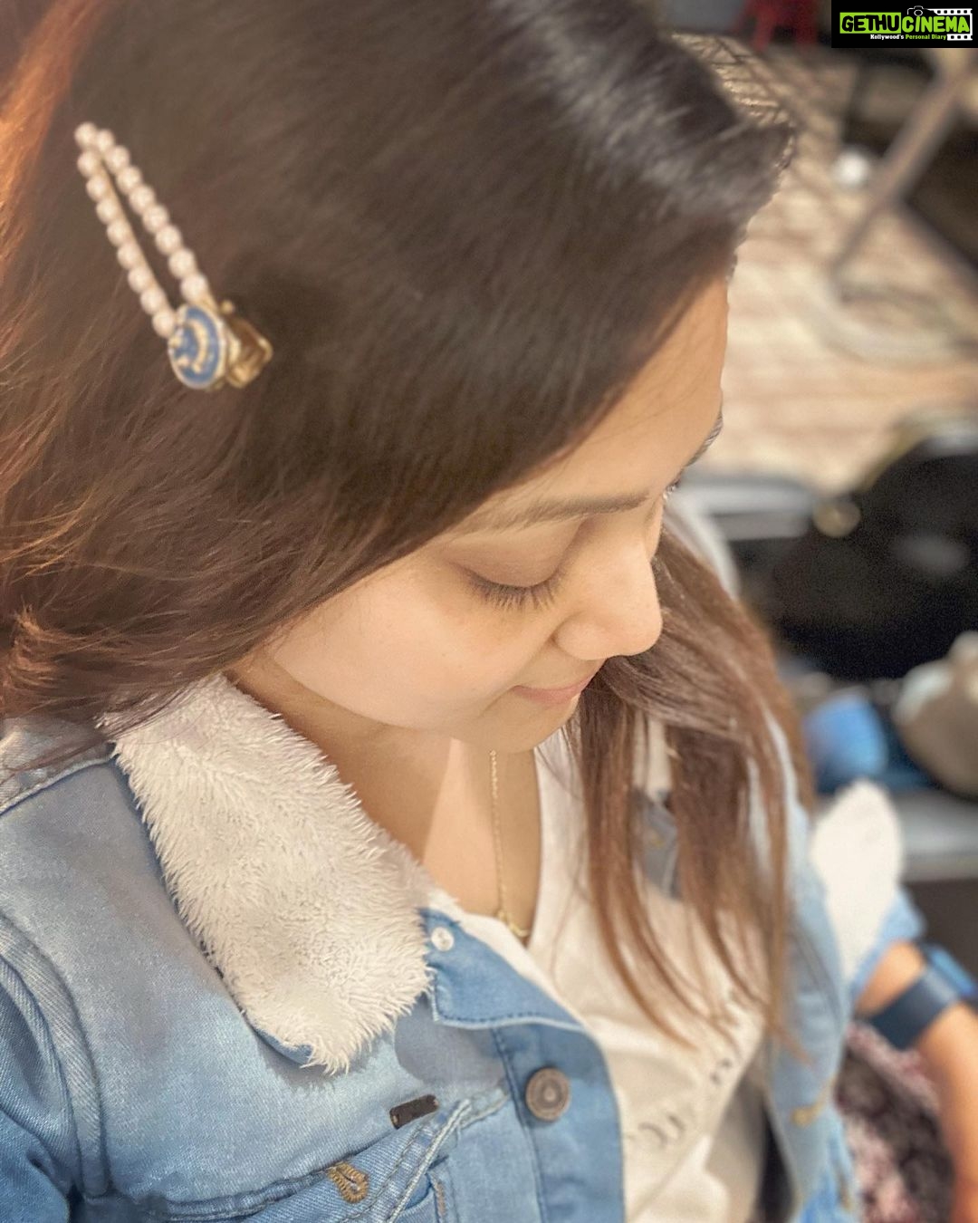 Priyanka Nalkari Instagram - #vacationmode #lovetravelling #lounge #hyderabad #dinnertime #picture #foreign #peace #stressrelief #muchneededbreak #lovemyself #seetha #roja #priyanka #nalkarpriyanka #priyankanalkari #instagood #insta #instagram #instamood Hyderabad Airport, Emirates Lounge