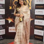 Priyanka Nalkari Instagram - ##indiantelevision iconicawards #scissors #celebrities #impressive actress award #happyme #thabkyouallforsupportingme #seetha #roja #priyanka #nalkaripriyanka #specialaward #priyankanalkari Outfit @akshaya_meenakshi_kanchipuram Accessories @filigree_jewels Photographer @sanjay_bendy46 @vinodkennyofficial Hairstyle @yash_kalpana