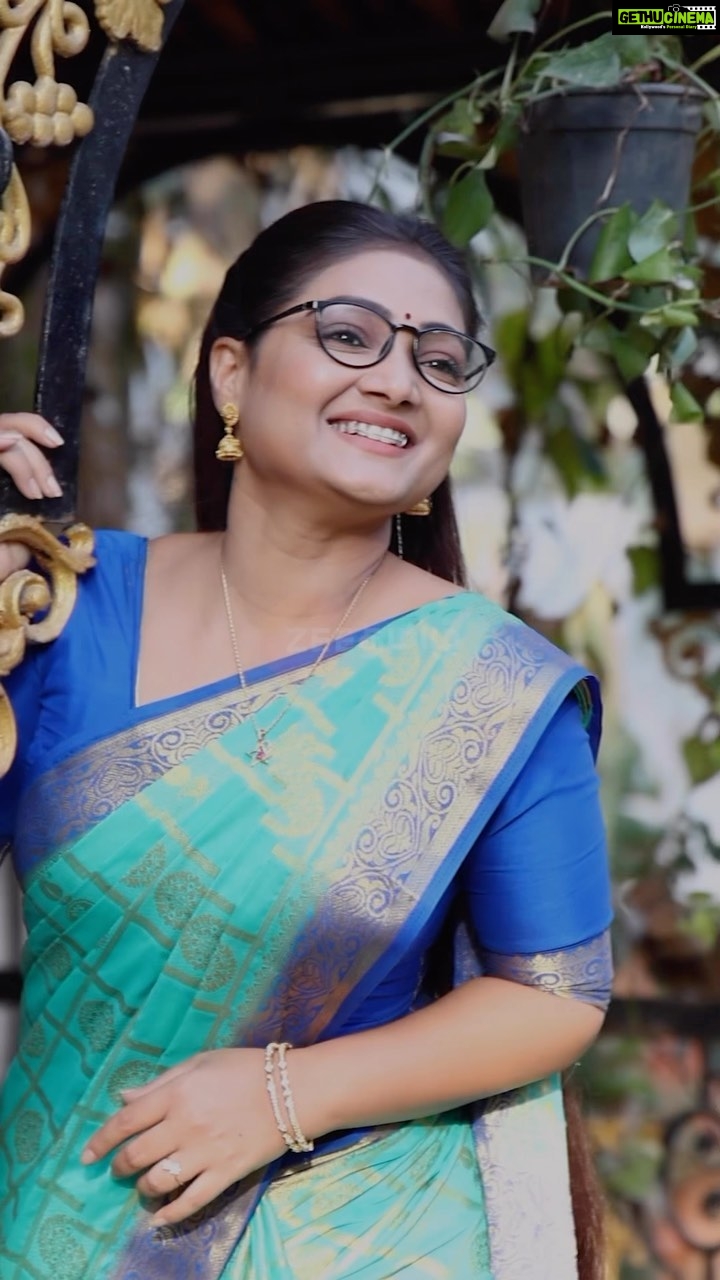 Priyanka Nalkari Instagram - 🤓🥰🥰 சீதா ராமன் | இன்று முதல் | திங்கள் - சனி இரவு 7:30 மணிக்கு இது நம்ம டைம்... இனி அழகான டைம்... #SeethaRaman #IthuNammaTime #IniAzhaganaTime #newserial #Zeetamil #ZeeOnTheGoReels #LiveReel @nalkarpriyanka