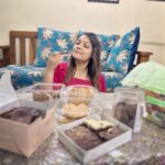 Priyanka Nalkari Instagram - #gift #cookies #brownies #valentinegift #redfrock #yummy #love #life #peace #home #missing #actresslife #seetha #roja #priyanka #nalkaripriyanka #nalkarpriyanka #priyankanalkari