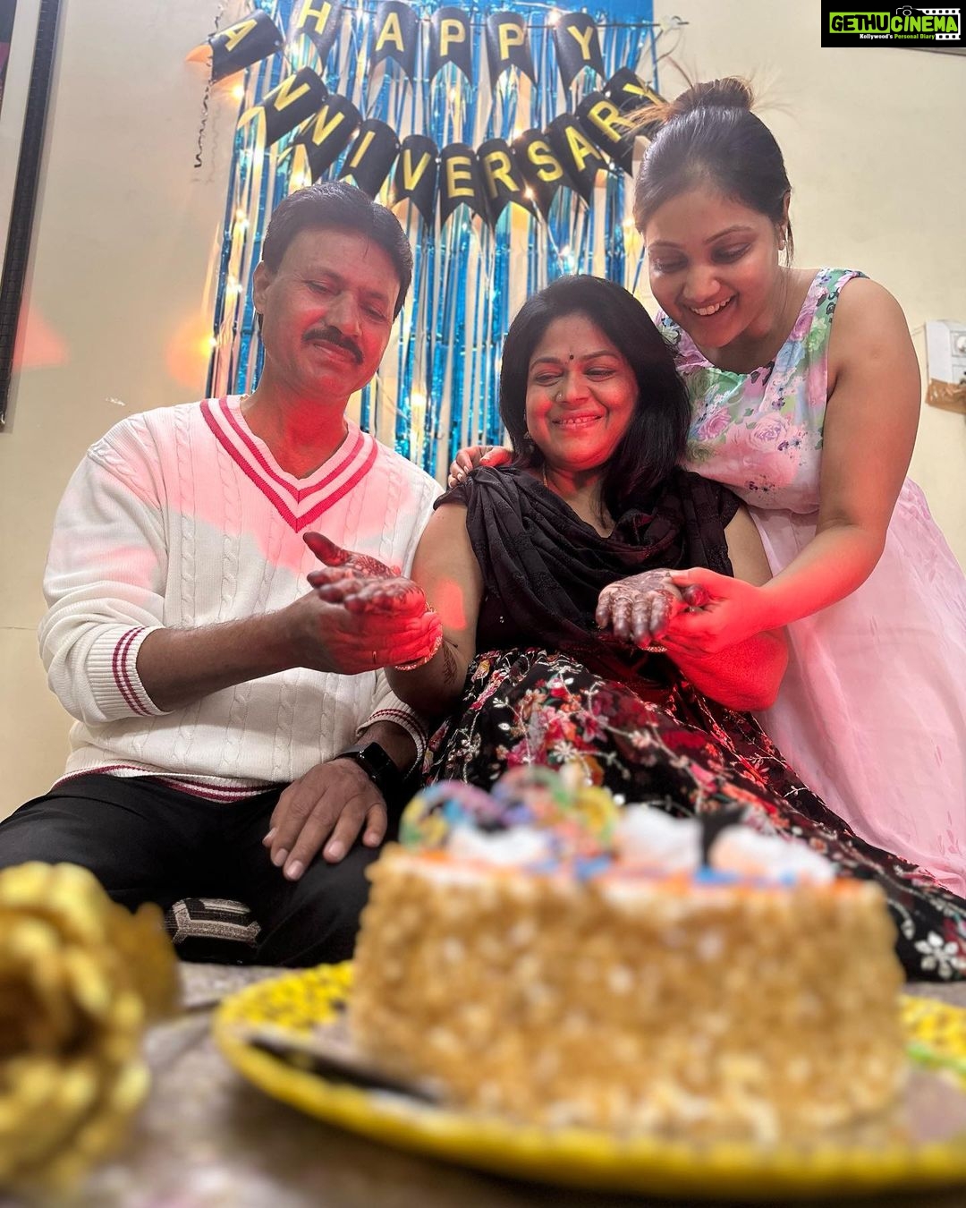 Priyanka Nalkari Instagram - #happyweddinganniversary❤️ #momndad❤️ #cutefamily #strength #missing @bhavanakiran0615 #familylove #celebrations #sweethome #hyderabad #actress #seetha #roja #priyanka #instagood #instagram #insta #instafashion #instamood #instalove #instafood #instaphoto