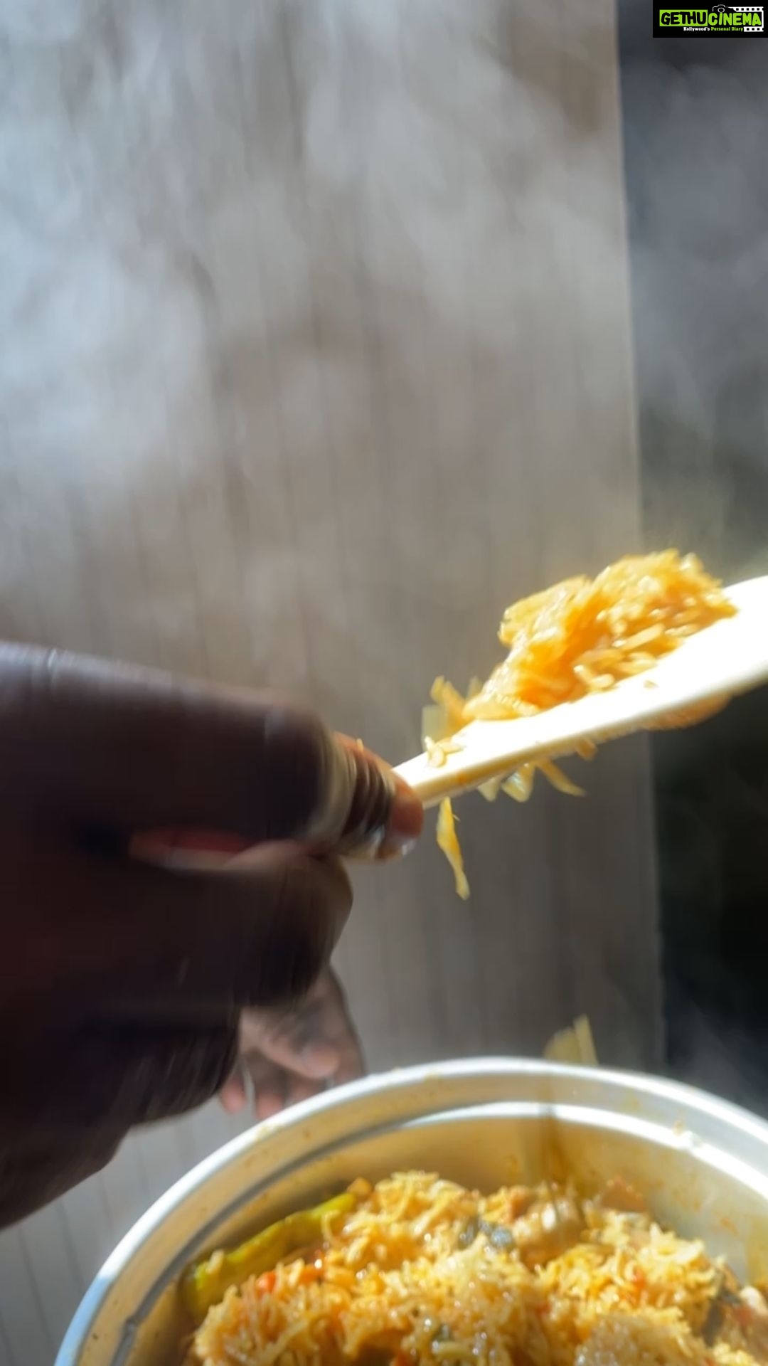 Pugazh Instagram - Today shooting cancel so Ennodo mind cook with comali ku poiduchi nalla vanthirukunga makkale nambunga 🤣🤣🤣