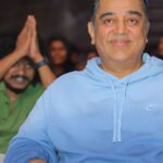 Pugazh Instagram - முதல்முறையாக பின்னால் அமர்ந்திருப்பதற்கு சந்தோஷப்படுகிறேன், என் முன்னால் தமிழ் சினிமா இருப்பதால் (உலகநாயகன்) @ikamalhaasan ஒரு ரசிகனாய் உங்கள் அருகில் இருப்பதே எனக்கு பெருமையாக உள்ளது. சினிமாவில் உங்களை பார்த்து கற்றுக்கொள்ளும் மாணவர்களில் நானும் ஒருவன் என்று கூறுவதில் எந்தவித அச்சமும் எனக்கில்லை. சினிமா கடவுளை கண்ட மகிழ்ச்சியில் நான்♥️ #dsp #audiolanuch Pc : @poovarasanphotography