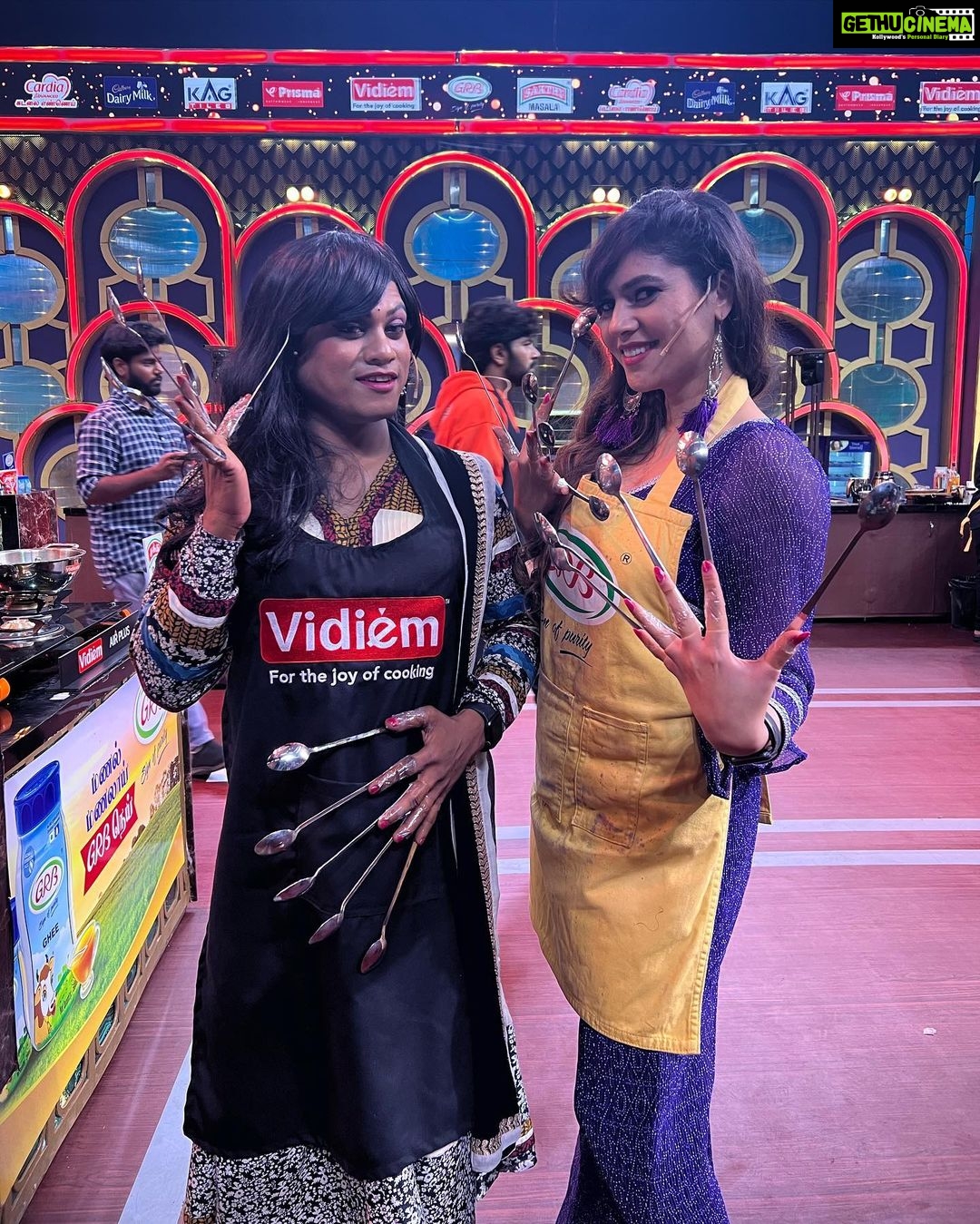 Pugazh Instagram - Who wore it better? My vote for @vijaytvpugazh #cwc #cookwithcomali #cookuwithcomali #pugazh #sherin