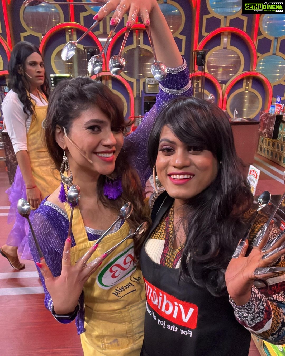 Pugazh Instagram - Who wore it better? My vote for @vijaytvpugazh #cwc #cookwithcomali #cookuwithcomali #pugazh #sherin