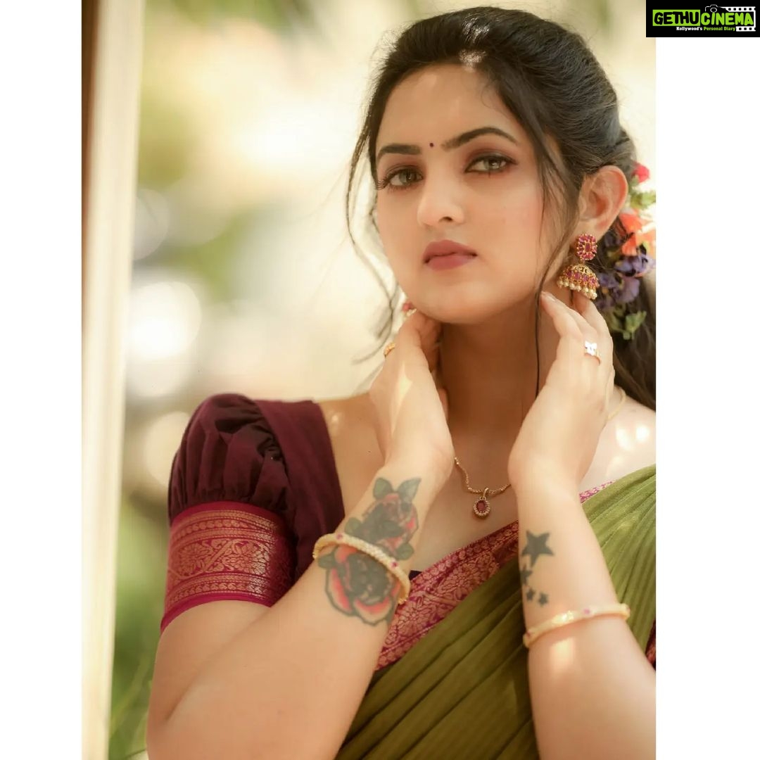Radhika Preeti Instagram - Blessed with the best ✨️❤️ Love yu all😘❤️ Costumes - @ivalinmabia ❤️ Photography - @camerasenthil❤️ Makeup - @jiyamakeupartistry❤️ Hair - @mani_stylist_❤️ Shoot organised by @rrajeshananda ❤️❤️ #halfsaree #ivalinmabia #bestteam #radhikapreethi #radhi #rp #instalove Chennai, India