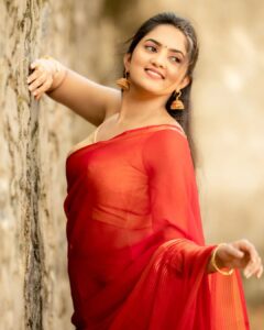 Radhika Preeti Instagram - When She's left to run wild ,

She will always return..❤️

Costumes - @ivalinmabia❤️
Photography - @camerasenthil❤️
Makeup - @deepi_makeupartistry❤️
Hair - @jeevi_makeup_artistry❤️
Shoot organised by @rrajeshananda❤️

#radhikapreethi #radhi #rp #saree #redlove #redsaree