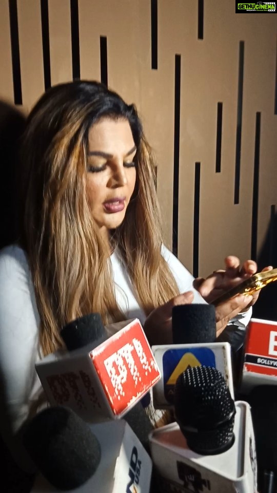 Rakhi Sawant Instagram - #rakhisawant Koh Aaya Dhamki Bhara Mail @rakhisawant2511 #reelsfood #reelsinstagram #reelsinsta #reelkarofeelkaro #reelinstagram #reelsviral #reelsfeelsit #reelslovers #reelsindia #reelsvideo #reelsdance #paparazzi #reelskarofeelkaro #reels #reelitfeelit #instadaily #indiaphotography #bollywoodstyle #bollywoodstar #bollywoodactress #bollywoodvideos #yatintambe @instagram Mumbai, Maharashtra