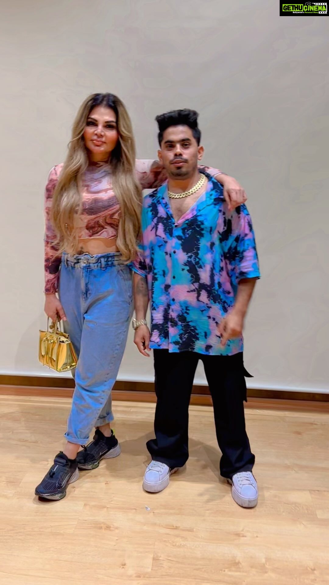Rakhi Sawant Instagram - Kisi ka bhai kisi ka jaan aa raha hai @rakhisawant2511 😍
