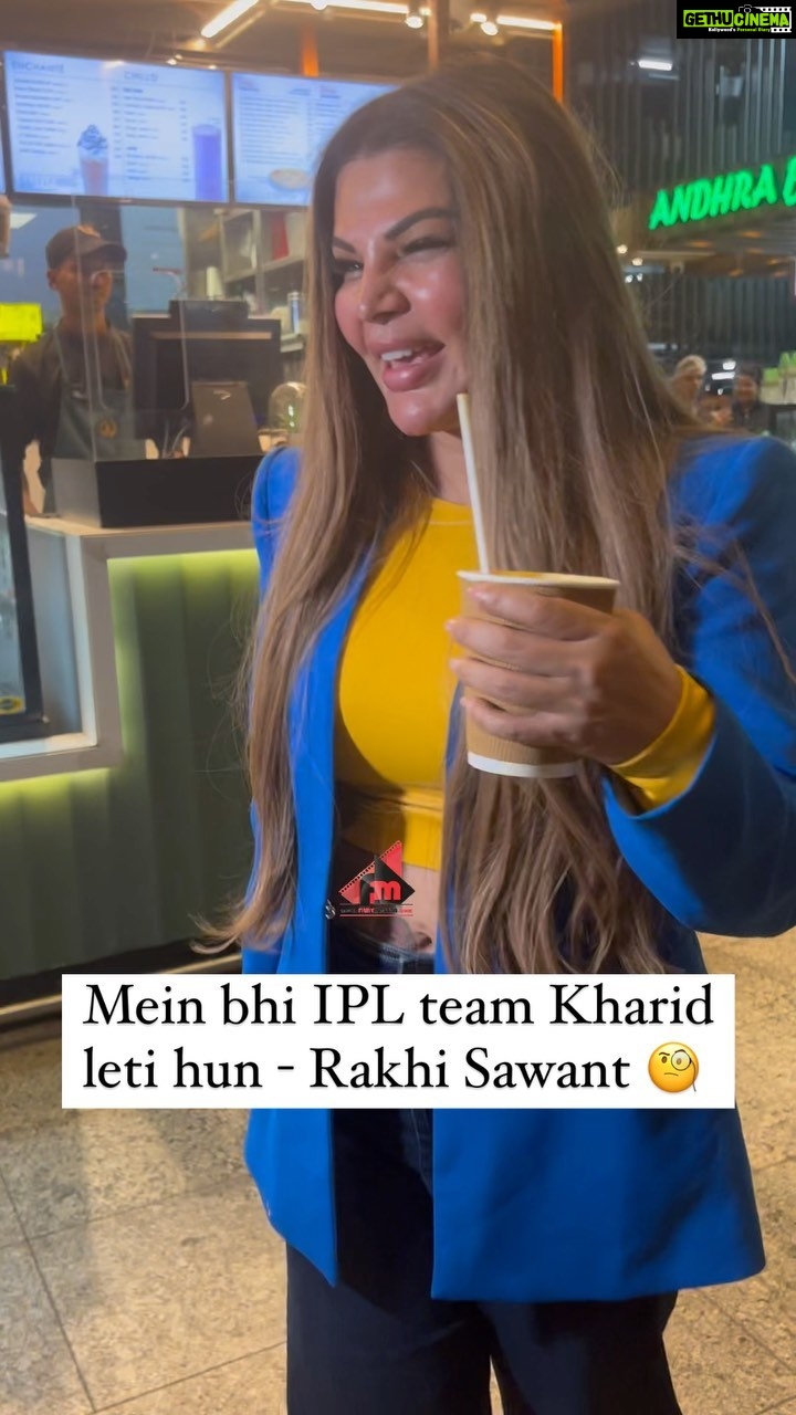 Rakhi Sawant Instagram - Entertainment Queen @rakhisawant2511 #spotted at Mumbai airport as she’s back from Dubai late night !! . . Follow for more updates @filmymantramedia . . #rakhisawant #bollywood #filmymantra Mumbai, Maharashtra