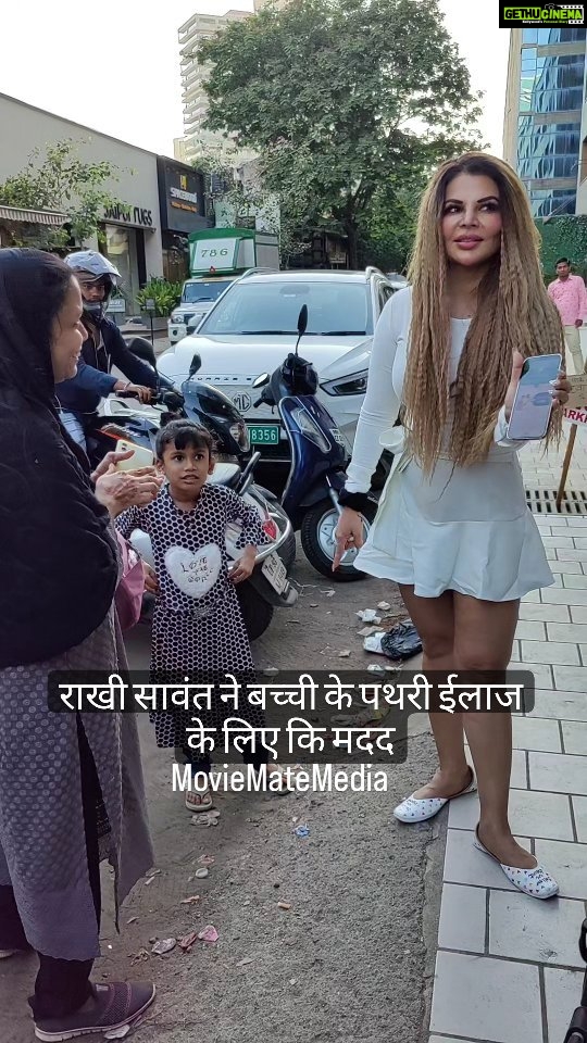 Rakhi Sawant Instagram - राखी सावंत ने बच्ची के पथरी ईलाज के लिए कि मदद . .full Video on YouTube . #rakhisawant #actress #helpingnature #kind #heart #help #fitness #kids #child #bollywood #moviematemedia #dhananjayfilmy #gym #fitness #viral