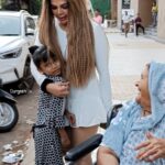 Rakhi Sawant Instagram - @rakhisawant2511 ने गरीब महिला की मदद की बच्चे की दवा के लिए . . . . . #rakhisawant #rakhi #help #instareels #instavideo #instalook #instahelp #trending #trendingreels #trendingvideos #viralvideos #viralreels #durgeshvideographer #rakhitrends #instafeel #instalike #instalove