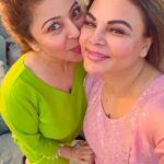 Rakhi Sawant Instagram - Missing you 😘🤗😘 koi datne wala nahi hai yaha pe 🤗🤗🤗🤗 @rakhisawant2511 #bff #bestfriends #instagood #instadaily #instagram #reelitfeelit #academy #fun #nike #comedy #funnyvideos #trending #explorepage #rajshreemore #nailartstudio #lokhndwala Mumbai - मुंबई