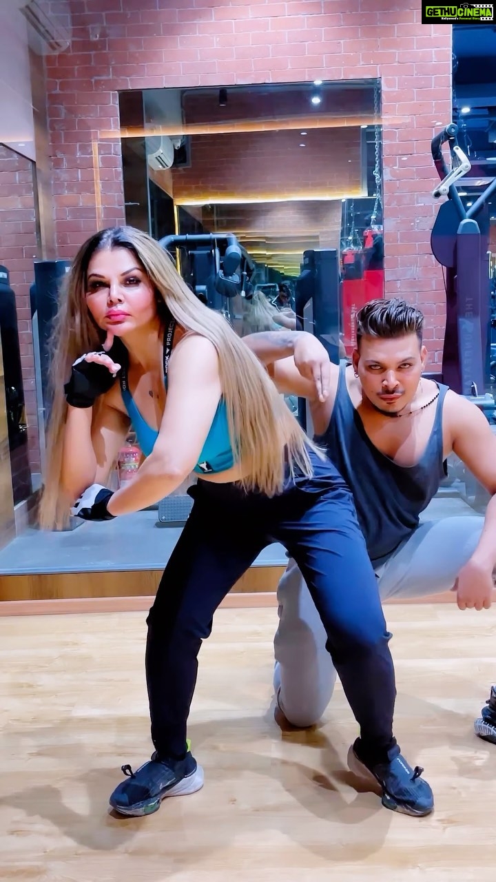 Rakhi Sawant Instagram - When I meet Glam diva in gym @rakhisawant2511 💃🏻 . #feelitreelit #feelkaroreelkaro #trending #rakhisawant #eshanmasih . @viralbhayani @voompla @viralbollywood