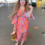 Rakhi Sawant Instagram - Who said you can only catch flights at the airport sometimes there’s even time for entertaining mini concerts. . Follow: 👉🏼 @bollywoodsocietyy Contact/Enquiry: @digitalsukoonn . . . #bollywoodsociety   #reelsinstagram  #reelsIndia #reelitfeelit #reelkarofeelkaro  #reelsvideo #instagramreels #reelsviral #reels  #reel #rakhisawant