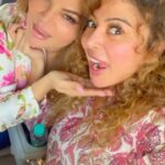 Rakhi Sawant Instagram - London se aaya mera dost… 🤗❤️👩🏻‍❤️‍👩🏻 @rakhisawant2511 #friendshipgoals #rakhisawant Mumbai - मुंबई
