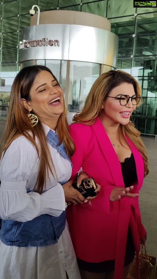 Rakhi Sawant Instagram - Rakhi Sawant And Archana Gautam चांद घूमने जा रहे है क्या चांद पे भी मीडिया है ? . . . #rakhisawant #archanagautam #biggboss #entertainer #chand #moon #fun #comedy #airport #dubai #media #moviematemedia #dhananjayfilmy #