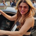 Rakhi Sawant Instagram - Rakhi Sawant के नये गाने पे Reels बनाओ 😍🤣 किसी के साथ भी बनाओ लेकिन बनाओ . . . #rakhisawant #Bollywood #actress #jhootha #song #love #emotional #heartbroken #hurt #happy #promotion #reels #viral #song #abbansalmusic #salmanshaikh #moviematemedia #dhananjayfilmy