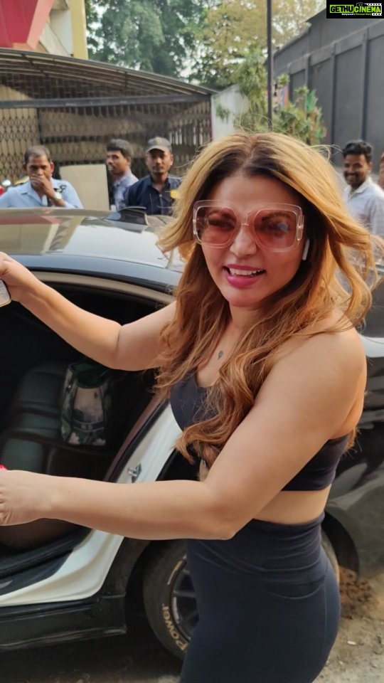 Rakhi Sawant Instagram - Rakhi Sawant के नये गाने पे Reels बनाओ 😍🤣 किसी के साथ भी बनाओ लेकिन बनाओ . . . #rakhisawant #Bollywood #actress #jhootha #song #love #emotional #heartbroken #hurt #happy #promotion #reels #viral #song #abbansalmusic #salmanshaikh #moviematemedia #dhananjayfilmy