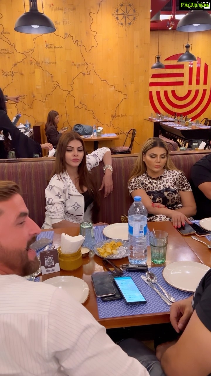 Rakhi Sawant Instagram - Dekh Idhar #trending #viral #instagram #viralreels #viralpost #celebrity #india #pakistan @rakhisawant2511 @rakhisawantacademy @_sherlynchopra_